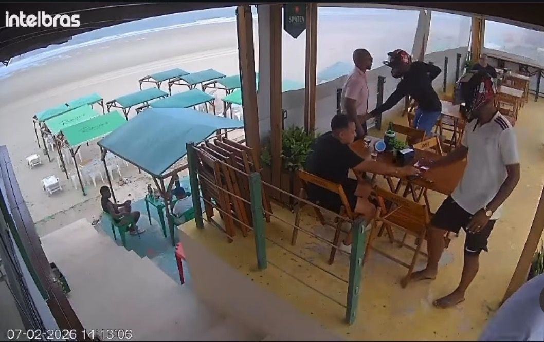 Vídeo: clientes são assaltados em barraca na praia de São Marcos, em São Luís