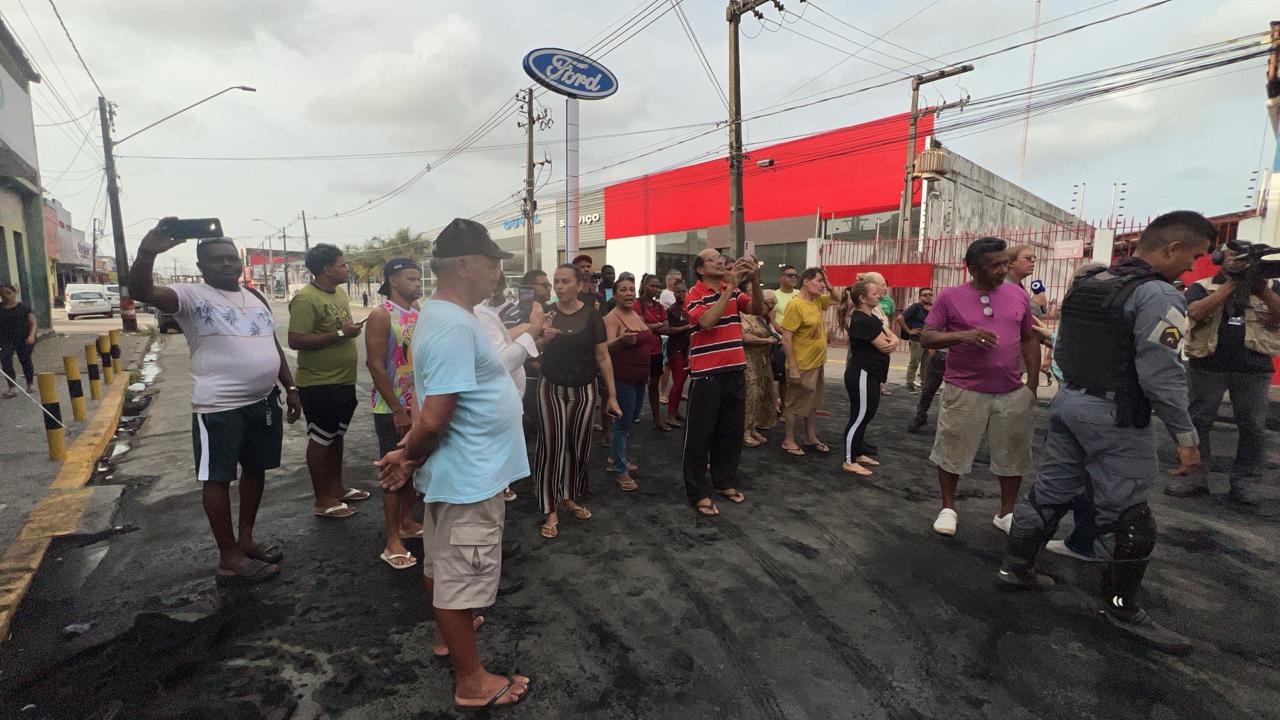 Feirantes protestam após Mercado Central amanhecer fechado e criticam condições de novo espaço