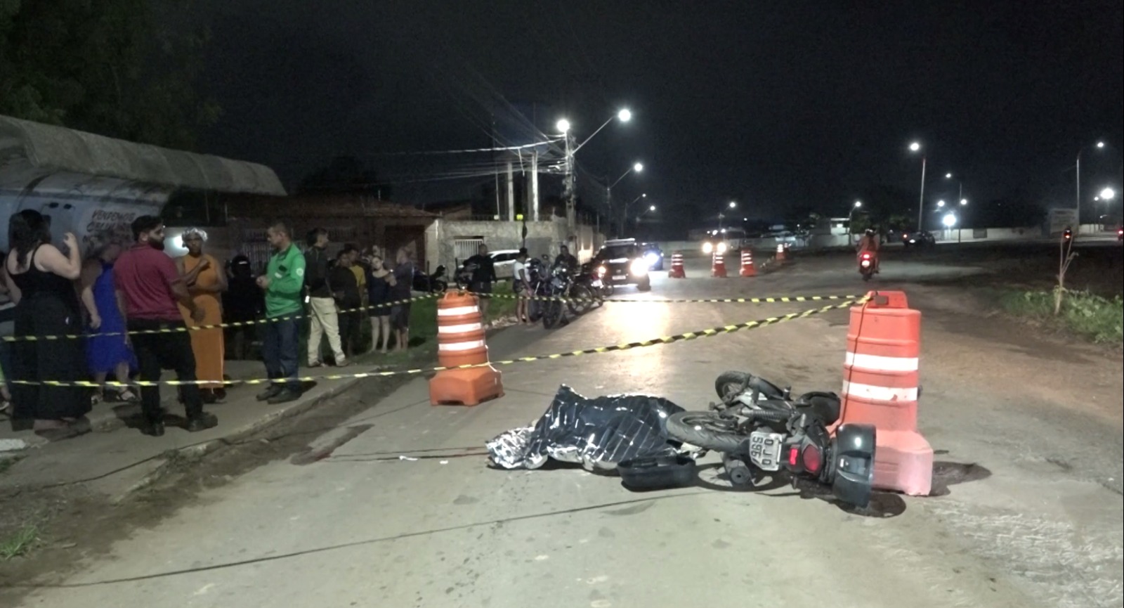 Motociclista derrapa, cai na pista e morre esmagado por ônibus no São Cristóvão