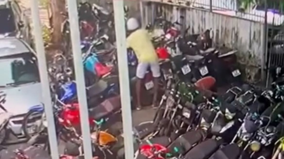 Vídeo: homem vai registrar ocorrência e acaba preso por furtar retrovisores de motos no pátio da delegacia