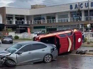 Batida entre viatura do Corpo de Bombeiros e carro deixa motoristas feridos e trânsito lento na Estrada do Araçagi