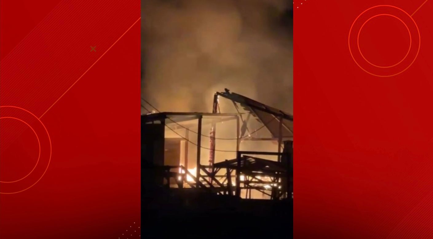 Incêndio destrói restaurante na praia do Araçagy durante a madrugada