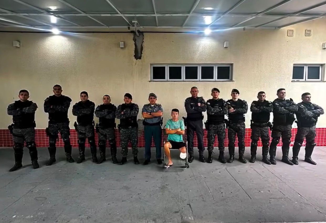 Tenente-coronel que teve a perna amputada em acidente é recebido pela tropa após alta médica