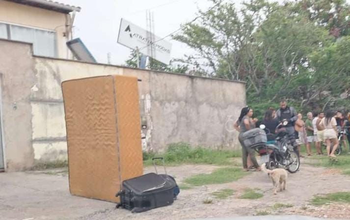 Criança de seis anos é agredida e abandonada na rua pela mãe e padrasto, na Cohab