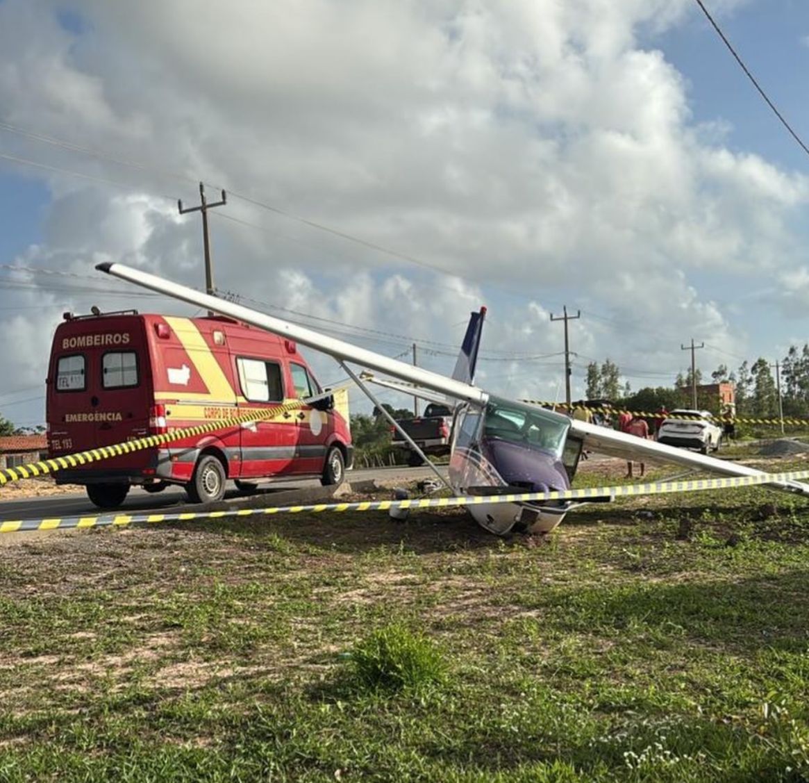 Avião monomotor faz pouso de emergência na MA-315, entre Barreirinhas e Paulino Neves