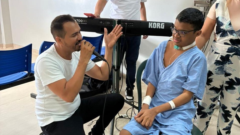 Música humaniza internação e transforma dia de jovem paciente no Hospital Universitário, em São Luís