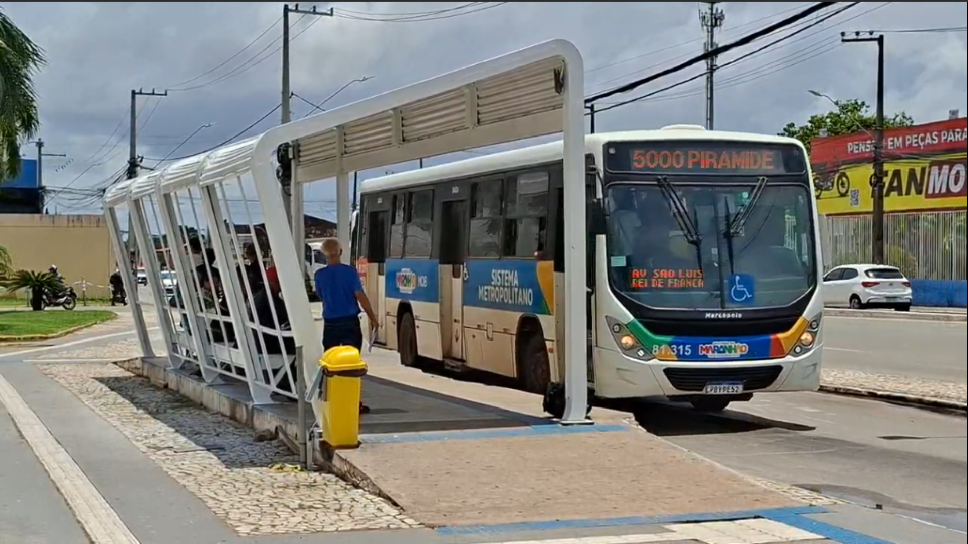 Ônibus urbanos seguem parados pelo 2º dia de greve; semiurbano opera