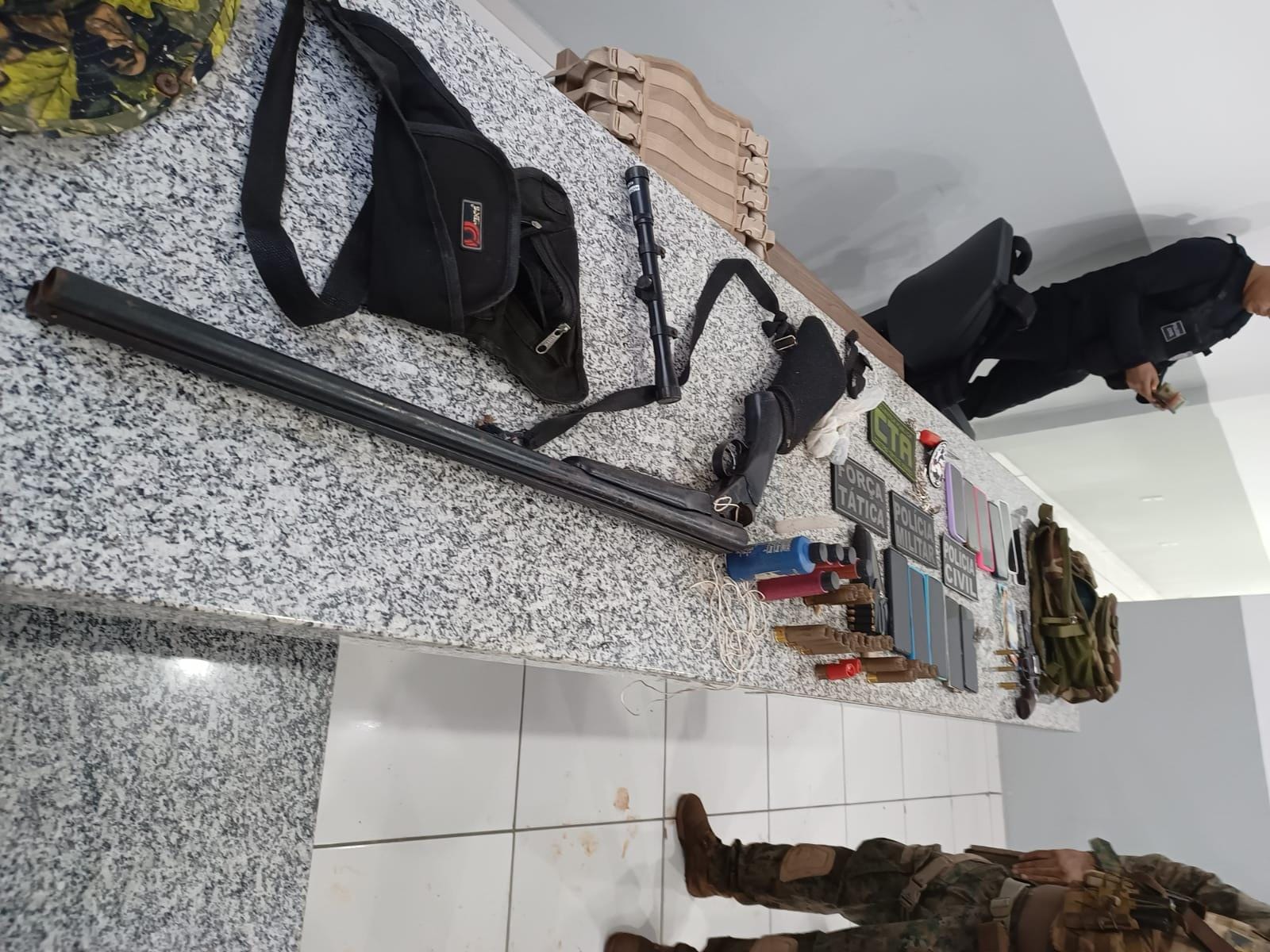 Duas pessoas são presas suspeitas de um assassinato próximo à delegacia de Pastos Bons