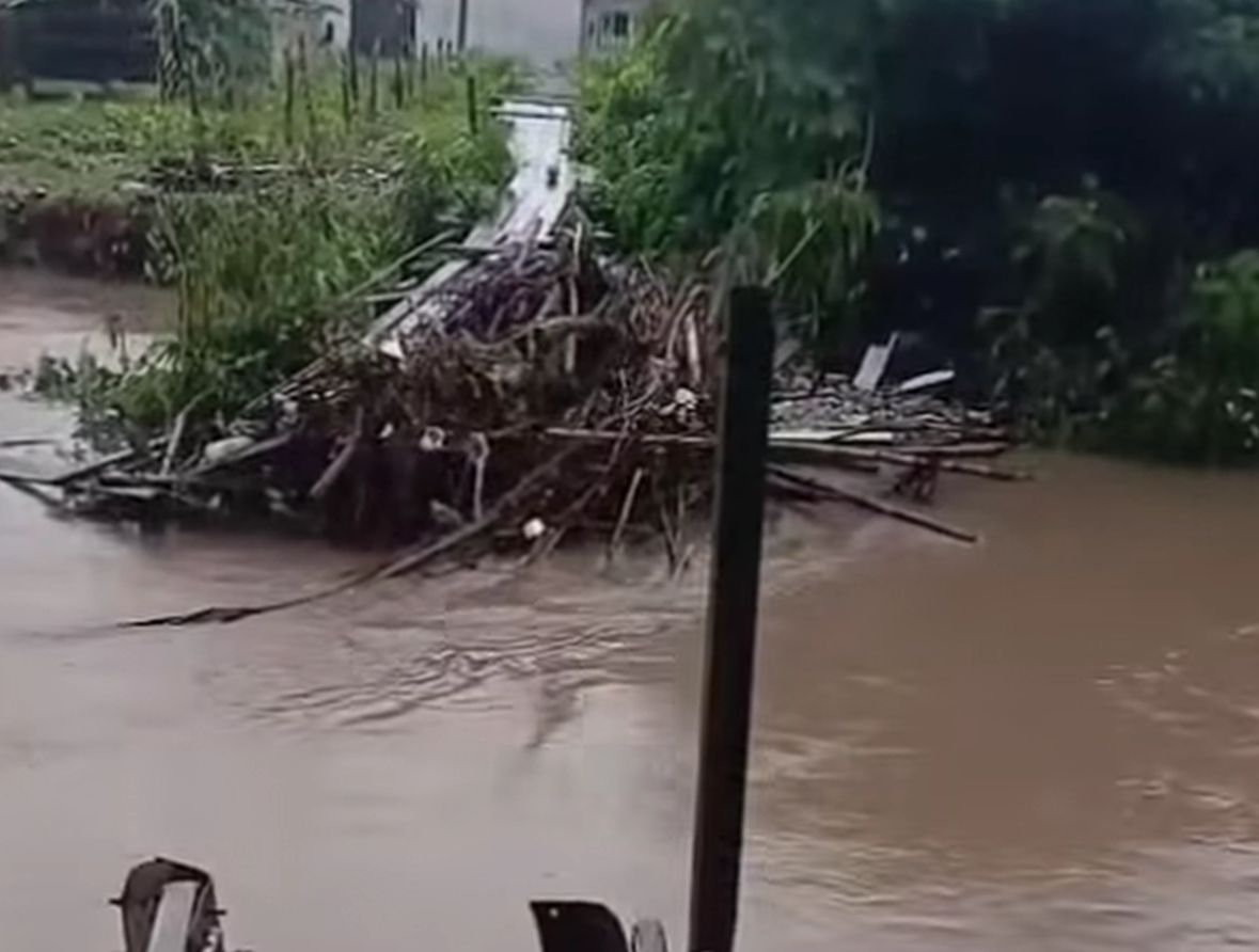 Após chuvas, moradores da Matança do Anil associam alagamentos a obra recente na Av. João Pessoa