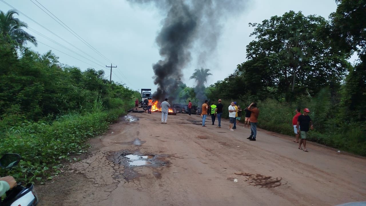 Manifestantes bloqueiam entrada de Chapadinha reivindicando melhorias na BR-222