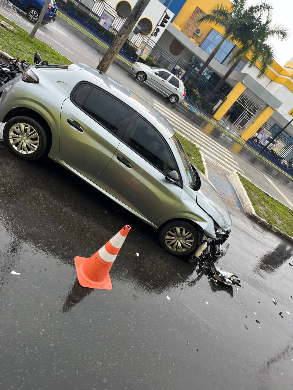 Engavetamento de veículos na avenida Daniel de La Touche deixa uma pessoa ferida e provoca congestionamento