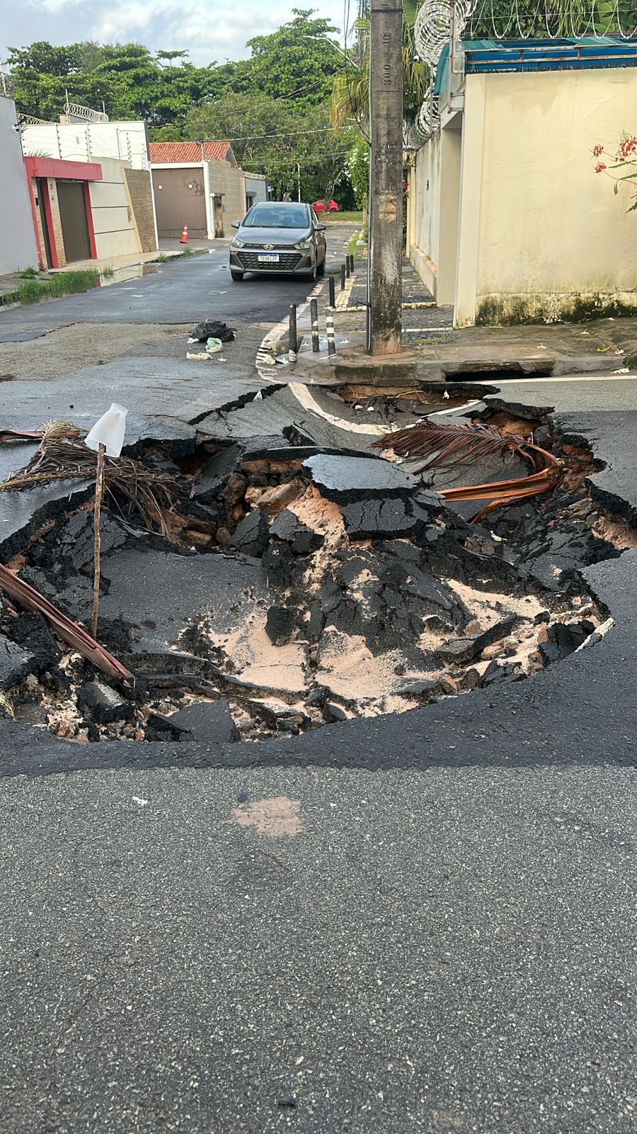 Asfalto cede e abre cratera em rua do Jardim Renascença