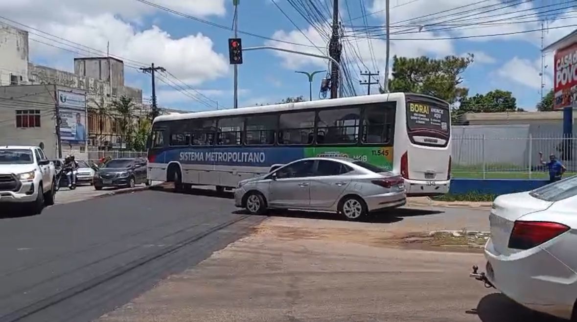 Batida entre ônibus e carro bloqueia fluxo de trânsito em frente ao Hospital Aldenora Bello
