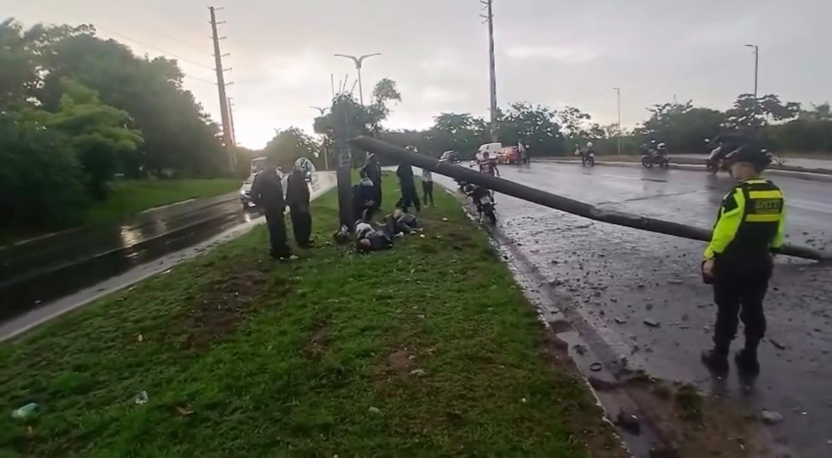 Ônibus de turismo derruba poste e motocicleta colide com estrutura minutos depois na Avenida dos Africanos