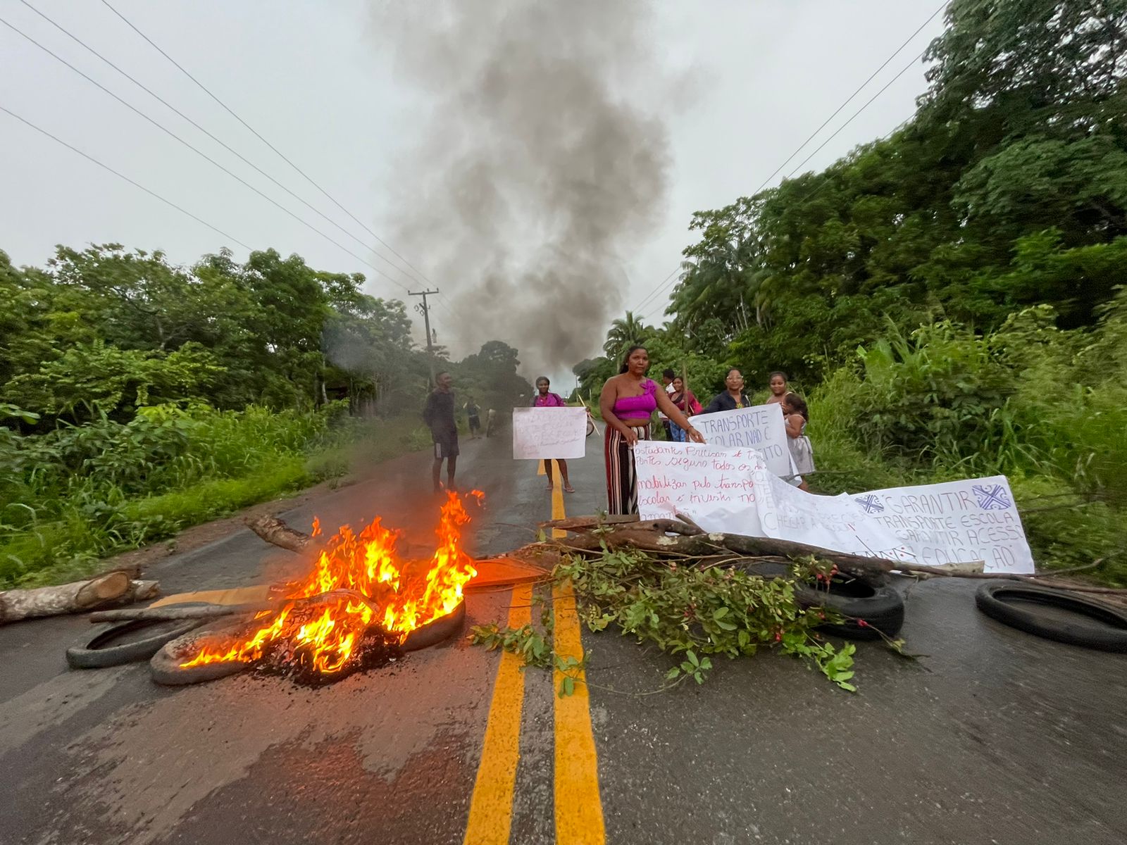 Povo indígena Akroá Gamella reivindica garantia de transporte escolar em protesto na MA-014, em Viana