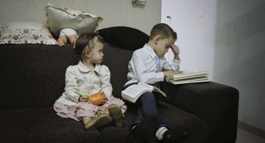 Exibição do documentário “A Voz de Deus”