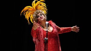 Teatro Arthur Azevedo recebe “Nasci pra ser Dercy”, monólogo com Grace Gianoukas