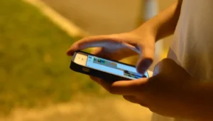 9 em cada 10 brasileiros acham que adolescentes não têm apoio para lidar com redes sociais, aponta pesquisa