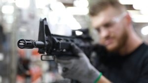 Arma em fábrica de armamentos em São Leopoldo 15/01/2019 REUTERS/Diego Vara