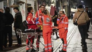 Francês e policial são esfaqueados em briga entre torcedores de Milan e PSG