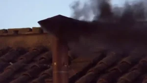 Conclave: Fumaça preta sai da chaminé e novo papa ainda não está eleito