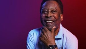 Corpo de Pelé chega à Vila Belmiro, em Santos, para velório