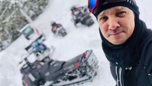 Jeremy Renner, de Vingadores, passa por cirurgia após sofrer trauma no peito