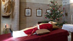 Mais de 65 mil pessoas já visitaram corpo de Bento XVI no Vaticano