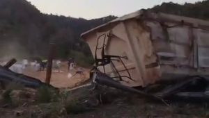 Carreta que transportava grãos tomba na BR-222 e condutor fica gravemente ferido em Santa Luzia