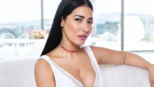 Simaria aposta em decote profundo e fãs aclamam registro