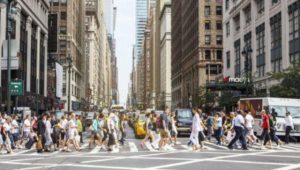 Empregos nos EUA sobem inesperadamente e pressionam juros