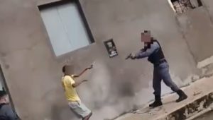 Vídeo: Idoso corre atrás de policial com faca, é baleado por ele e morre logo depois