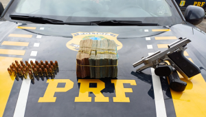 PRF apreende arma e R$ 75 mil em abordagem na BR-135, em São Luís