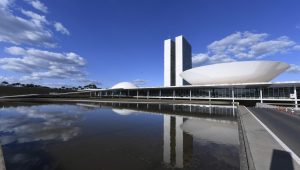 Fachada do Congresso Nacional, a sede das duas Casas do Poder Legislativo brasileiro.

As cúpulas abrigam os plenários da Câmara dos Deputados (côncava) e do Senado Federal (convexa), enquanto que nas duas torres - as mais altas de Brasília, com 100 metros - funcionam as áreas administrativas e técnicas que dão suporte ao trabalho legislativo diário das duas instituições.

Foto: Jefferson Rudy/Agência Senado