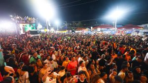 Multidão lota Avenida Litorânea na sexta de Carnaval com shows de Alok, Nattan e Chicabana