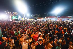 Multidão lota Avenida Litorânea na sexta de Carnaval com shows de Alok, Nattan e Chicabana