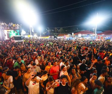 Multidão lota Avenida Litorânea na sexta de Carnaval com shows de Alok, Nattan e Chicabana