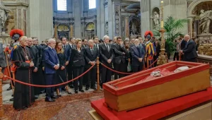Presidente Lula presta homenagem ao papa Francisco no Vaticano
