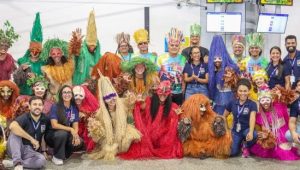 Em meio à alta expectativa de passageiros, turistas são recebidos com festa no aeroporto
