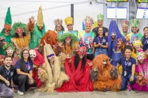 Em meio à alta expectativa de passageiros, turistas são recebidos com festa no aeroporto