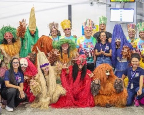 Em meio à alta expectativa de passageiros, turistas são recebidos com festa no aeroporto