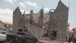 Fachada de igreja desaba na Cohab