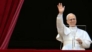 Papa Leão XIV pede paz na Ucrânia e Gaza em 1ª aparição pública com 100 mil fiéis 