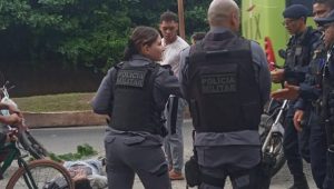 Motociclista sofre acidente com asfalto cheio de pedra brita na Avenida dos Africanos