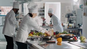 Sextou no Painel de Emprego:  02 vagas para auxiliar de cozinha