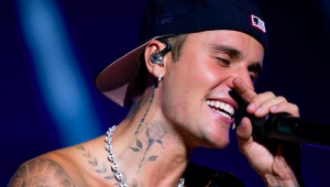 Longe dos palcos e focado na vida pessoal, Justin Bieber completa 29 anos