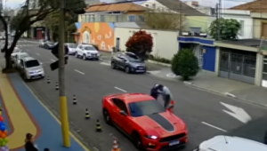 Homens armados roubam Mustang na saída de buffet infantil em São Paulo