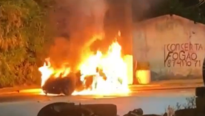 Veículo pega fogo após colidir com motocicleta na Estrada da Maioba, em São José de Ribamar
