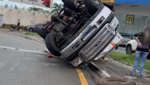 Caminhonete capota na Avenida dos Holandeses