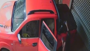 Veja as imagens do exato momento em que mulher coloca fogo no galpão de ex-companheiro